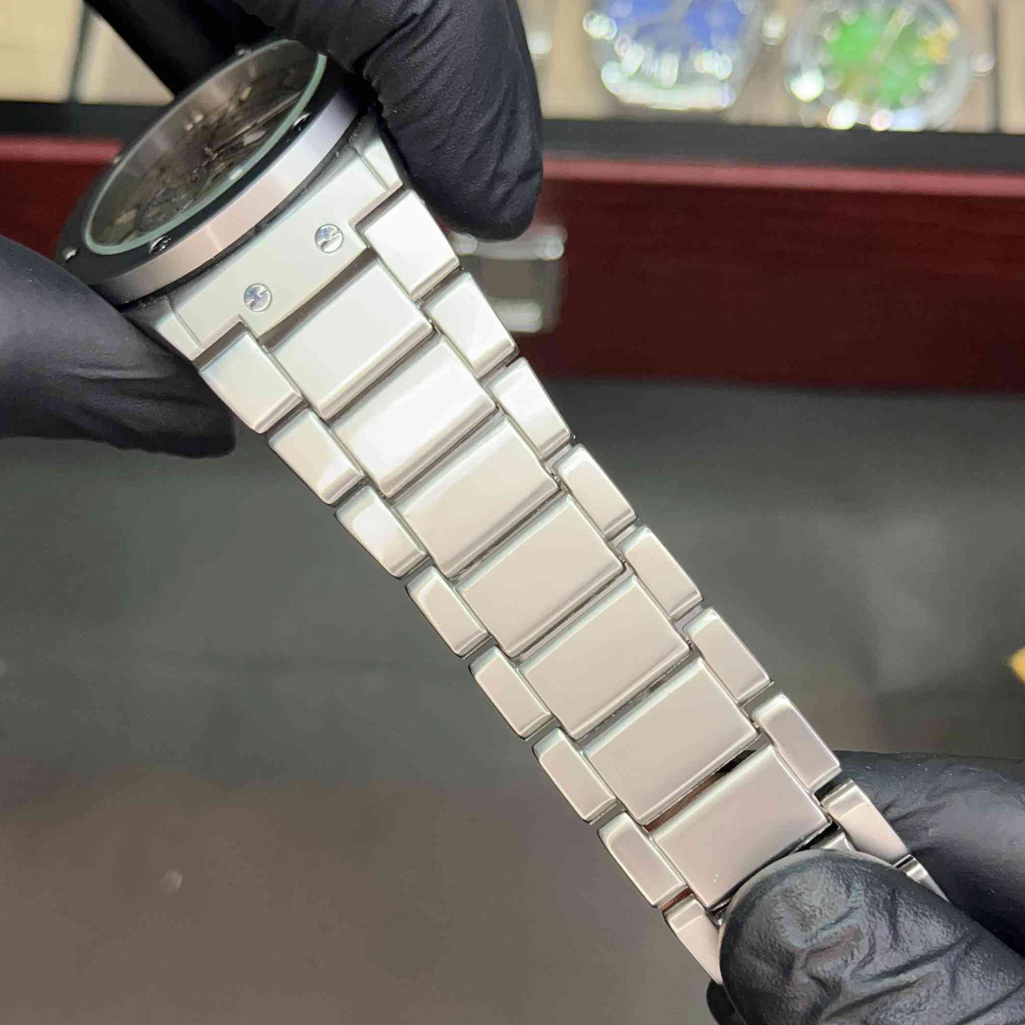 Hublot Plain Metallic Watch with date