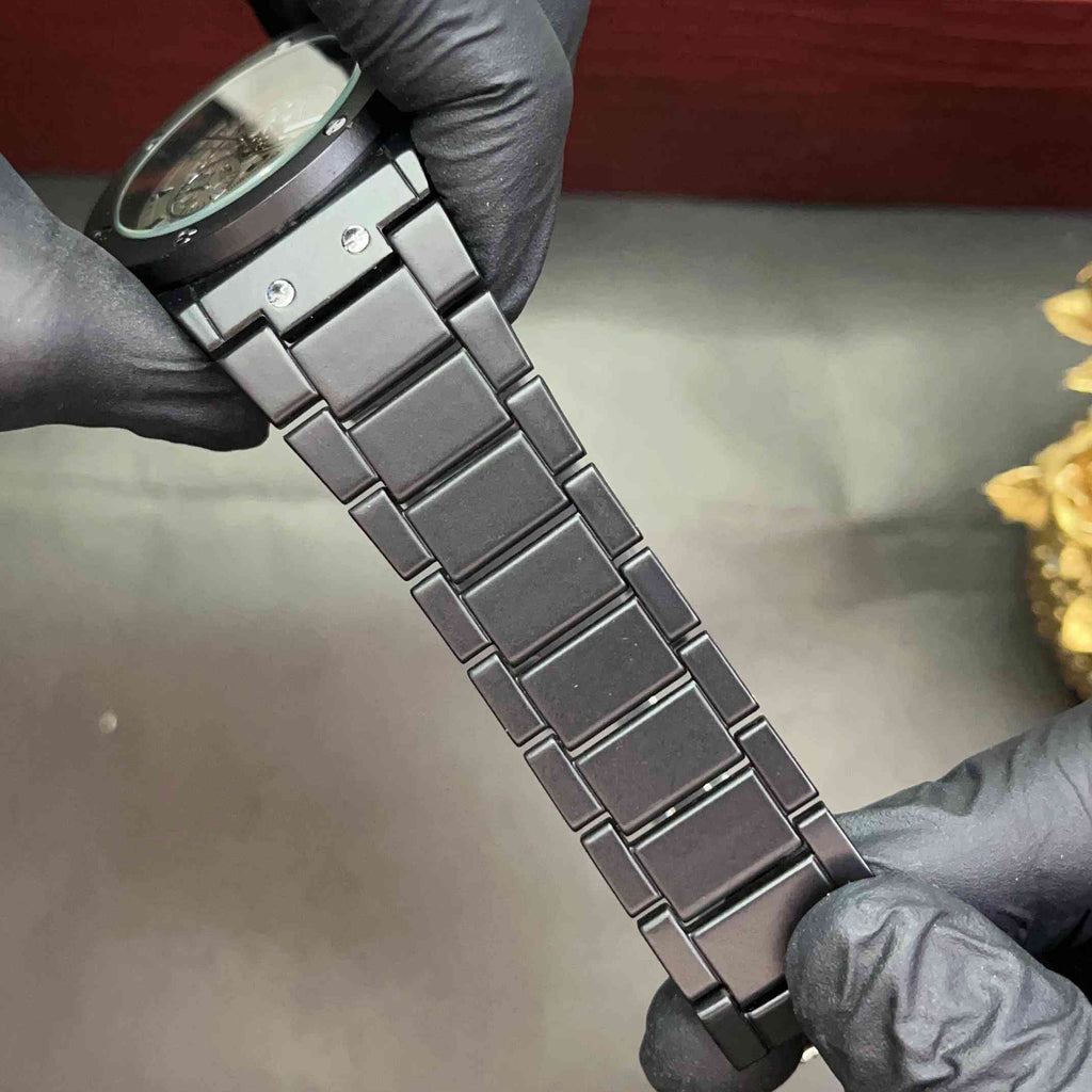 Hublot Plain Metallic Watch with date